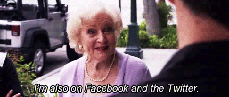 Äldre dam har facebook